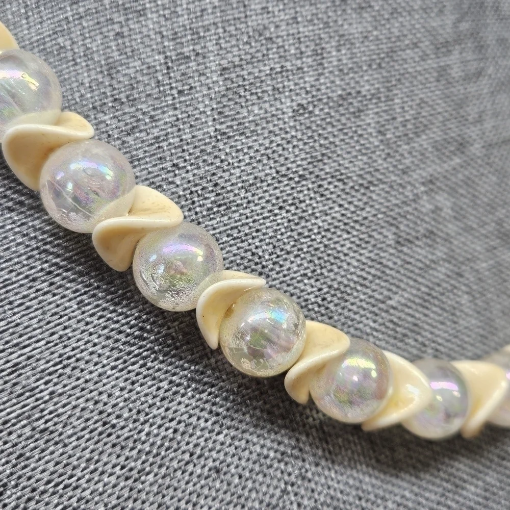 VINTAGE Cream and Iridescent Beaded Strand Flower Box Clasp Necklace Japan